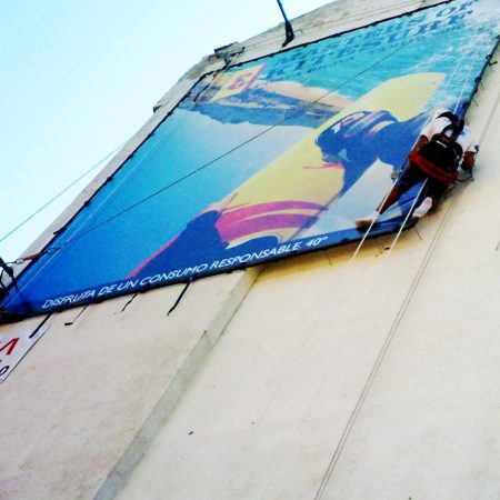 Trabajos verticales en edificaciones instalación de carteles